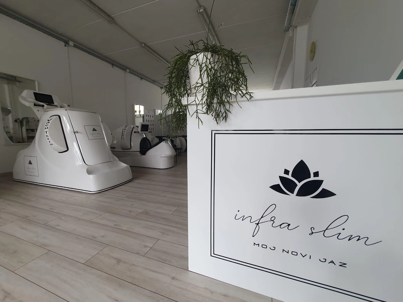 Empfang mit InfraSlim Schild